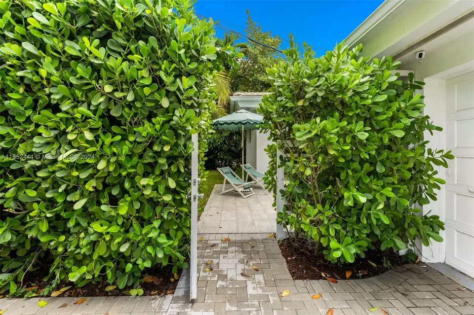 Exterior - 547 Giralda Ave, Coral Gables, FL 33134 photo 6 of 15