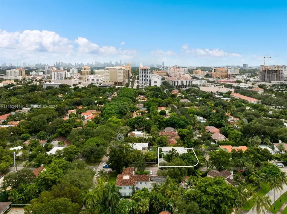 View/Area - 547 Giralda Ave, Coral Gables, FL 33134 photo 11 of 12