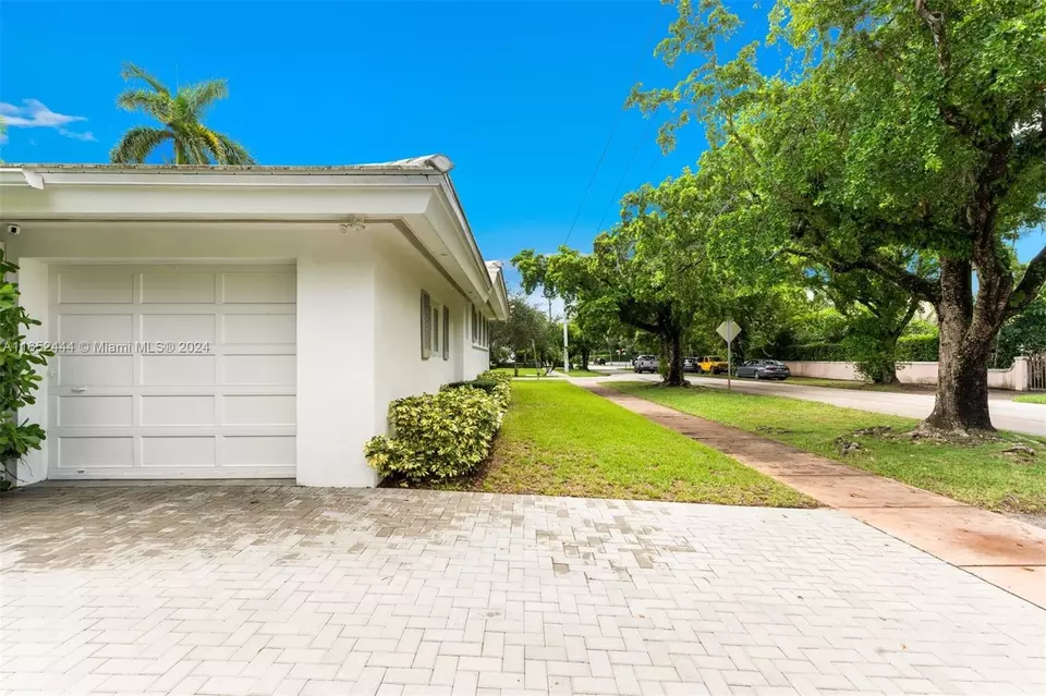 Exterior - 547 Giralda Ave, Coral Gables, FL 33134 photo 11 of 15