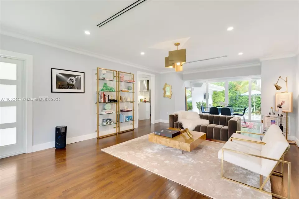 Living - 547 Giralda Ave, Coral Gables, FL 33134 photo 2 of 7