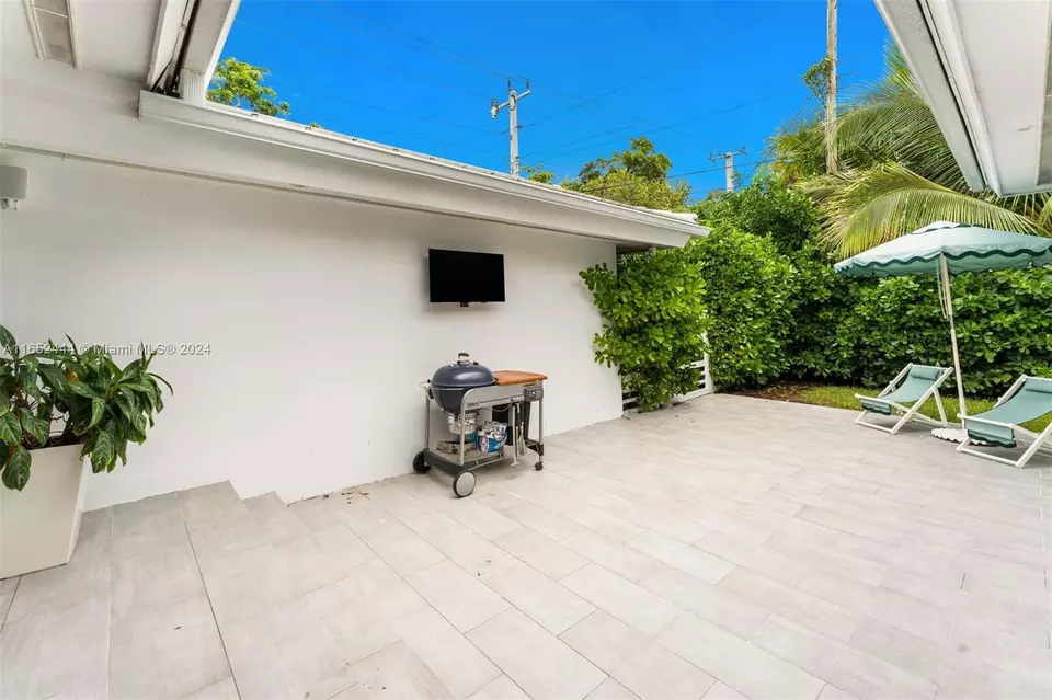 Exterior - 547 Giralda Ave, Coral Gables, FL 33134 photo 9 of 15