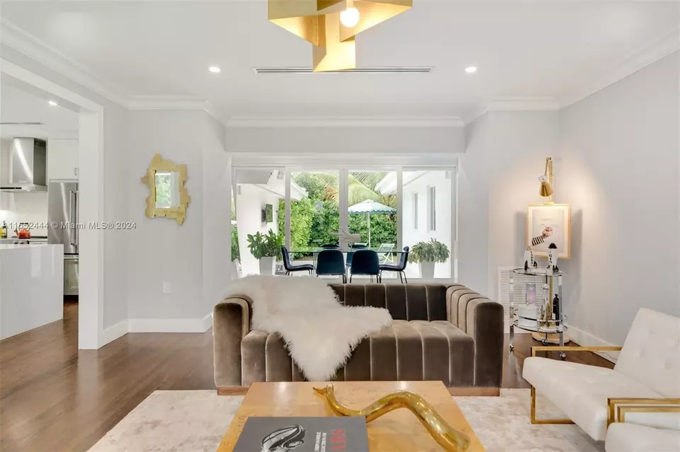 Living - 547 Giralda Ave, Coral Gables, FL 33134 photo 4 of 7