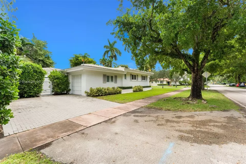 Exterior - 547 Giralda Ave, Coral Gables, FL 33134 photo 13 of 15
