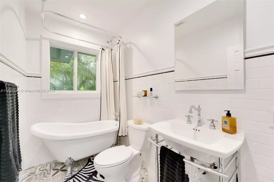 Bath - 547 Giralda Ave, Coral Gables, FL 33134 photo 2 of 5