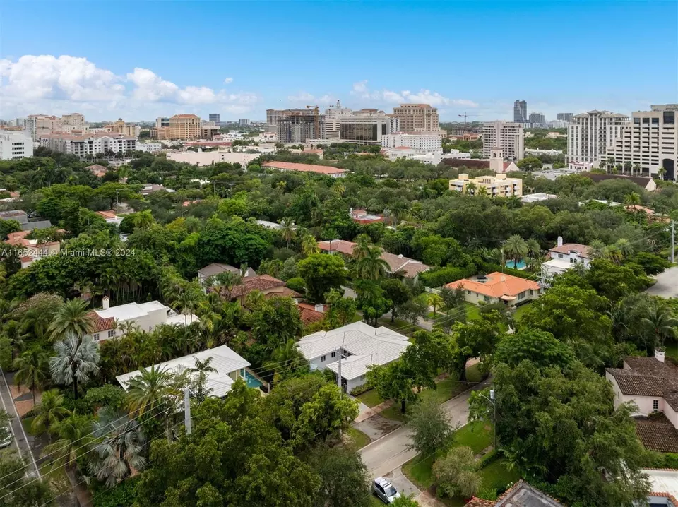 View/Area - 547 Giralda Ave, Coral Gables, FL 33134 photo 5 of 12