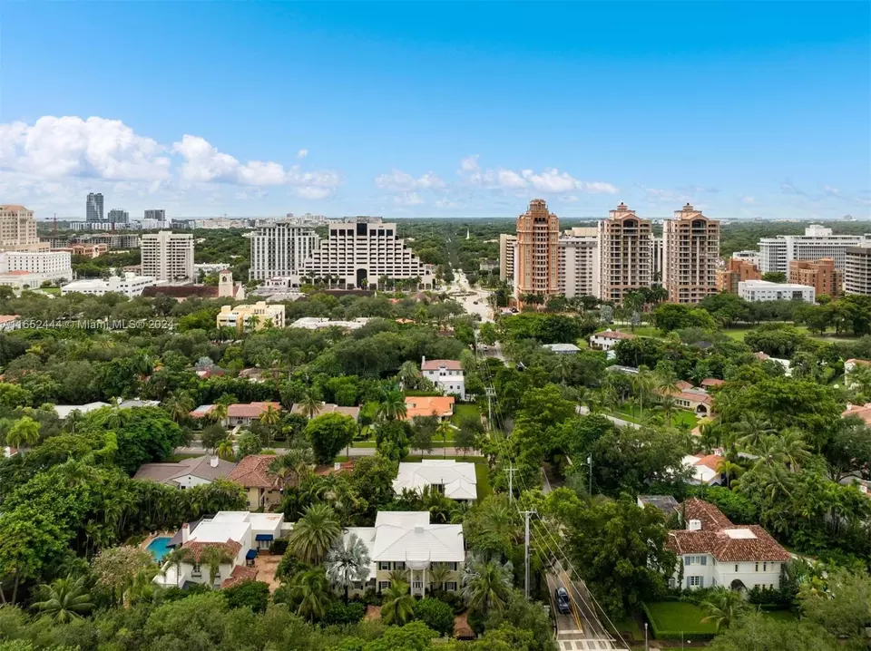 View/Area - 547 Giralda Ave, Coral Gables, FL 33134 photo 7 of 12