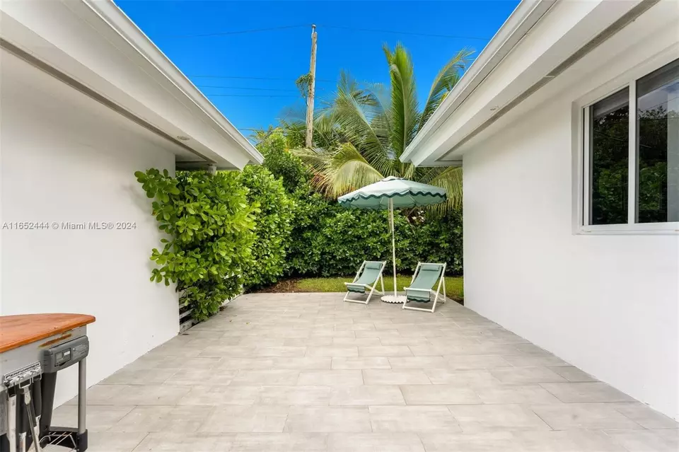 Exterior - 547 Giralda Ave, Coral Gables, FL 33134 photo 8 of 15