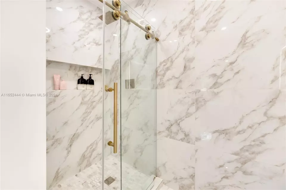 Bath - 547 Giralda Ave, Coral Gables, FL 33134 photo 5 of 5