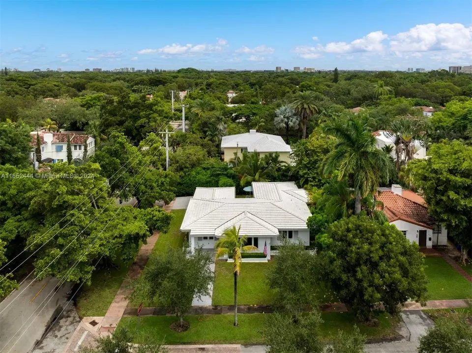 View/Area - 547 Giralda Ave, Coral Gables, FL 33134 photo 4 of 12