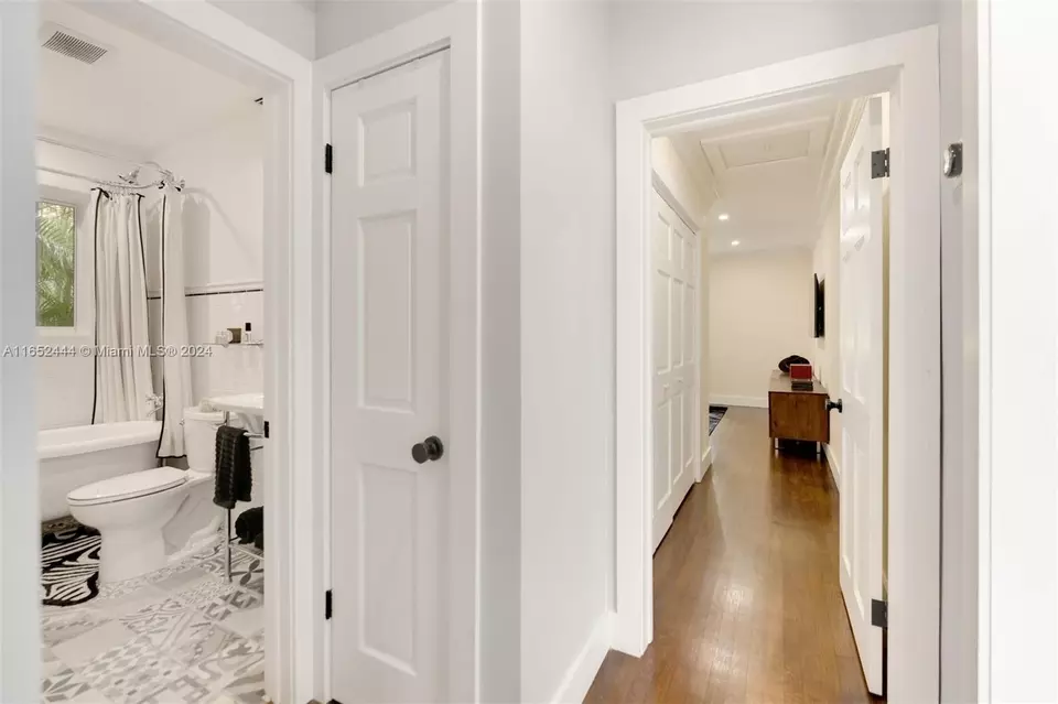 Entry Way - 547 Giralda Ave, Coral Gables, FL 33134 photo 1 of 2