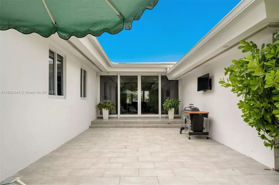 Exterior - 547 Giralda Ave, Coral Gables, FL 33134 photo 7 of 15