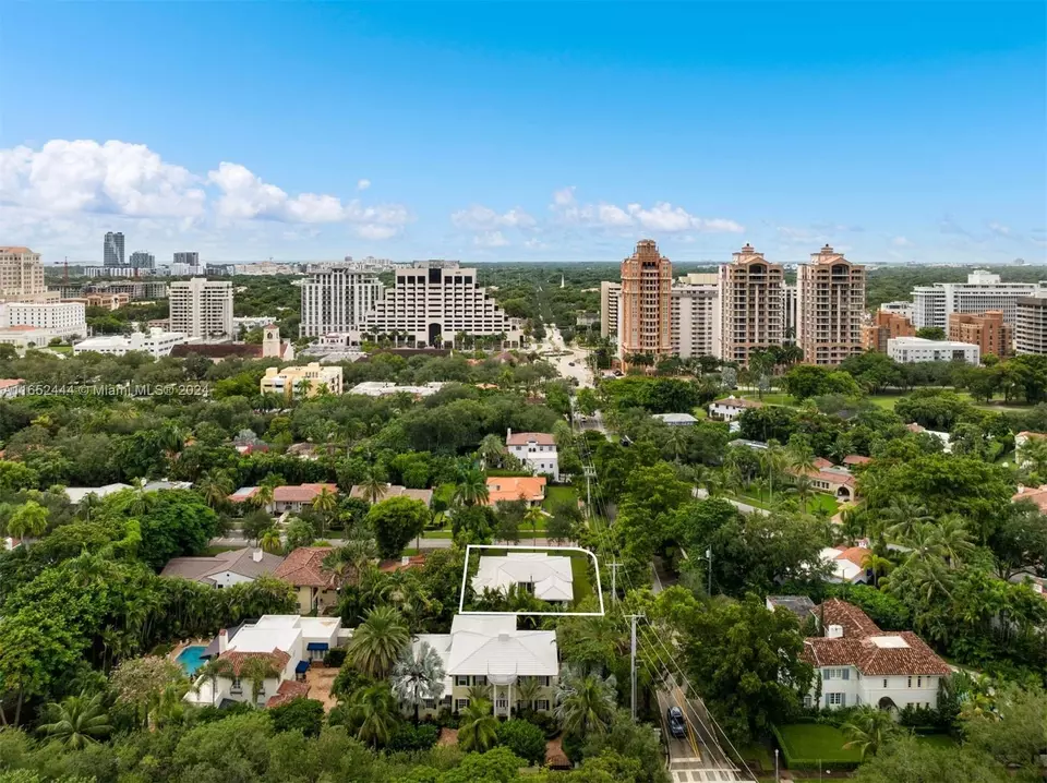 View/Area - 547 Giralda Ave, Coral Gables, FL 33134 photo 10 of 12