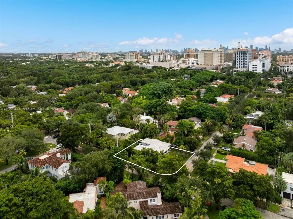 View/Area - 547 Giralda Ave, Coral Gables, FL 33134 photo 8 of 12