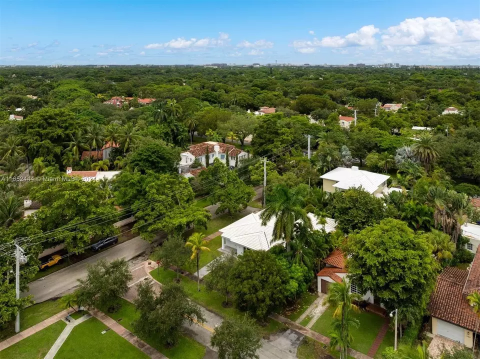 View/Area - 547 Giralda Ave, Coral Gables, FL 33134 photo 3 of 12