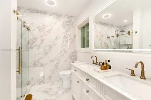Bath - 547 Giralda Ave, Coral Gables, FL 33134 photo 1 of 5
