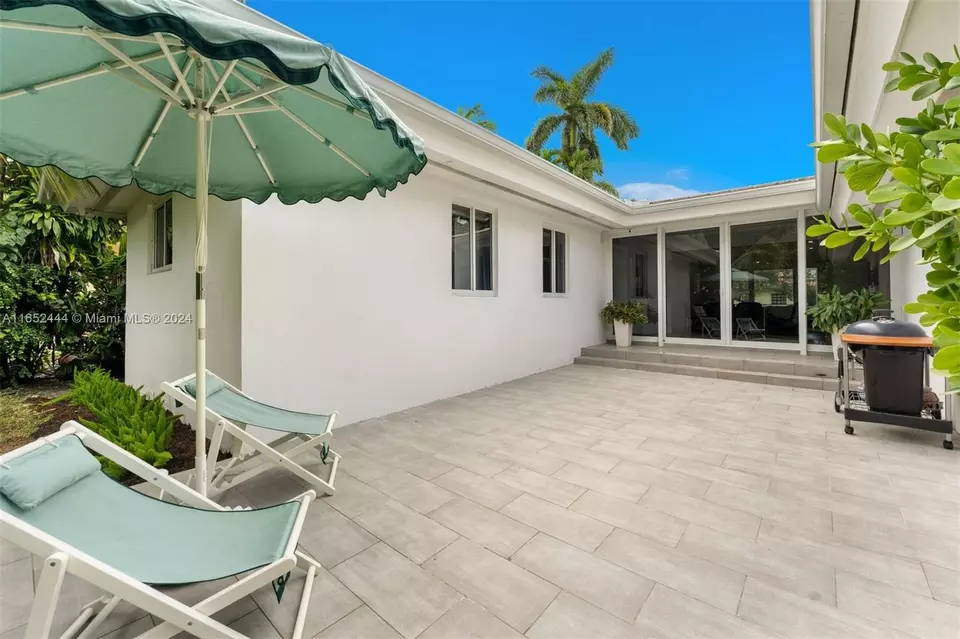 Exterior - 547 Giralda Ave, Coral Gables, FL 33134 photo 5 of 15