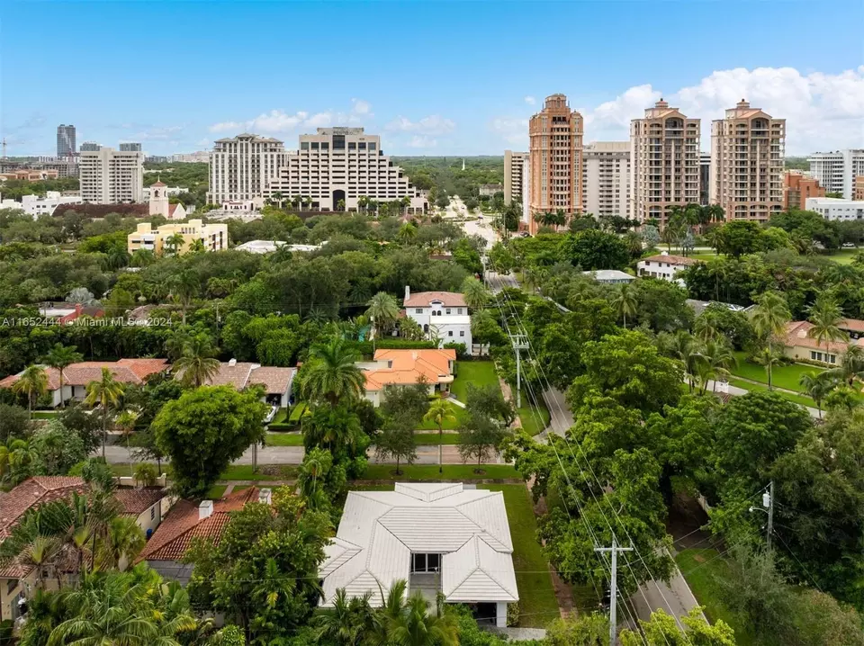 View/Area - 547 Giralda Ave, Coral Gables, FL 33134 photo 6 of 12