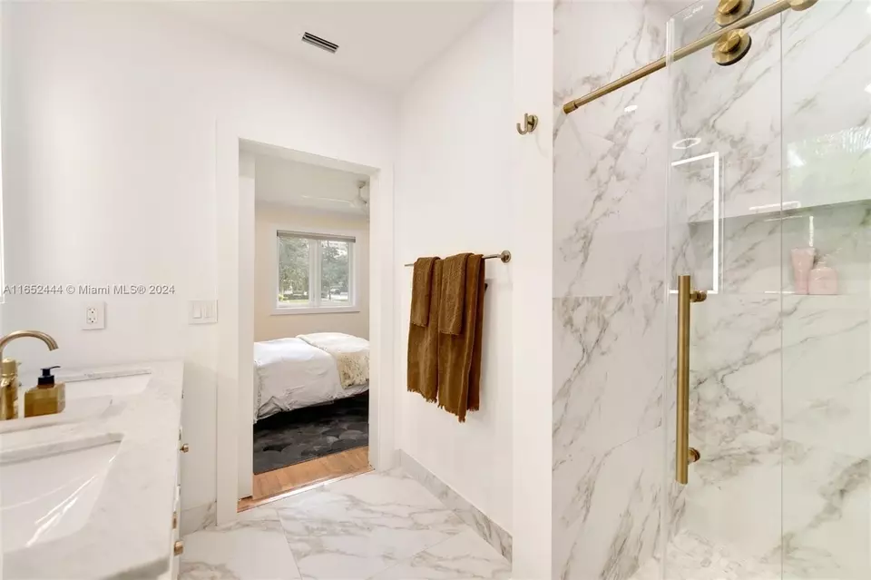 Bath - 547 Giralda Ave, Coral Gables, FL 33134 photo 4 of 5