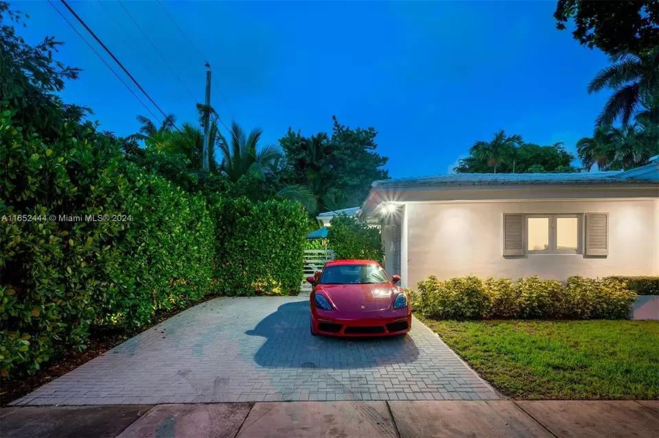 Exterior - 547 Giralda Ave, Coral Gables, FL 33134 photo 3 of 15