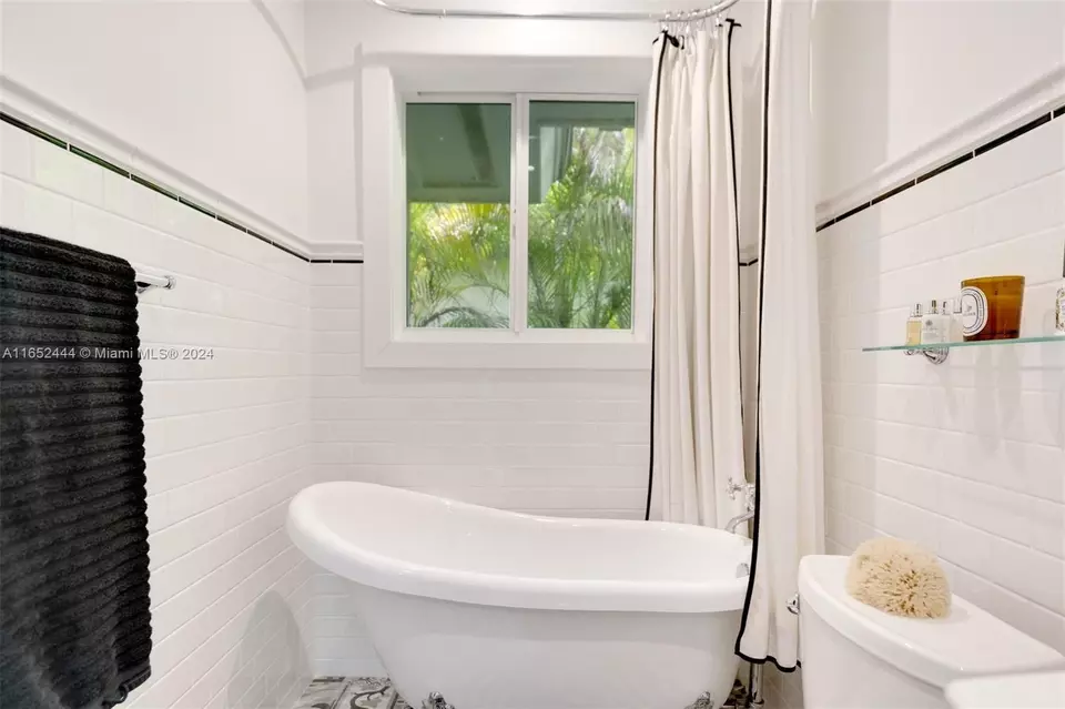 Bath - 547 Giralda Ave, Coral Gables, FL 33134 photo 3 of 5