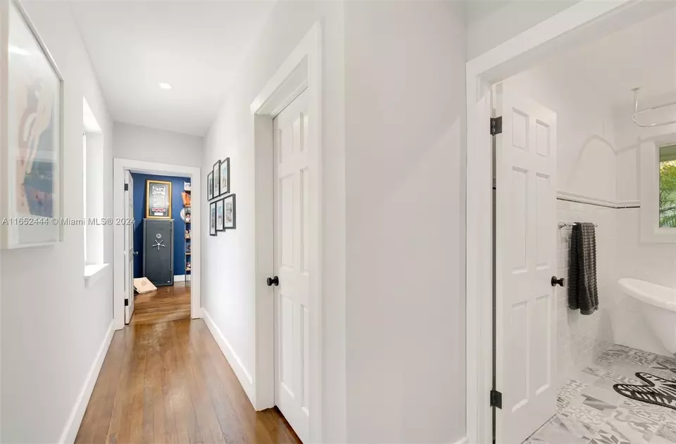 Entry Way - 547 Giralda Ave, Coral Gables, FL 33134 photo 2 of 2