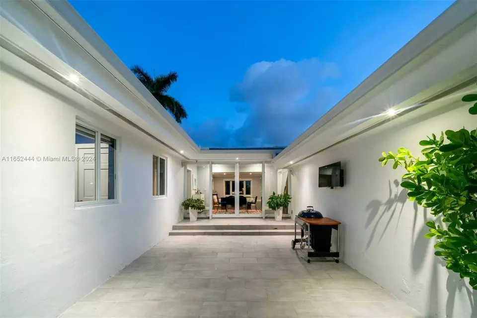 Exterior - 547 Giralda Ave, Coral Gables, FL 33134 photo 4 of 15