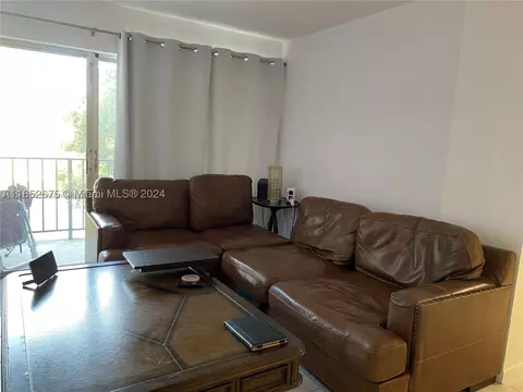 8895 Fontainebleau Blvd #204, Miami, FL 33172