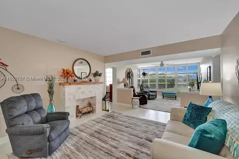 1522 Whitehall Dr #101, Davie, FL 33324