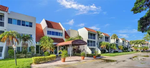 100 Lakeview Dr #314, Weston, FL 33326
