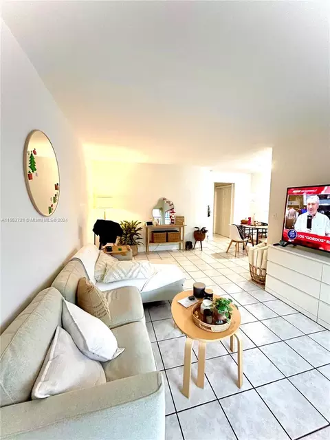 901 10th St #2, Miami Beach, FL 33139