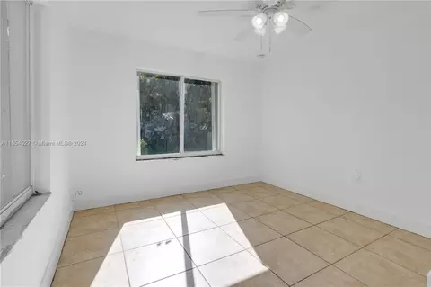 Bedroom - 90 NE 158th St, Miami, FL 33162 photo 1 of 4