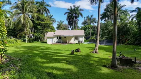 Exterior - 90 NE 158th St, Miami, FL 33162 photo 2 of 12