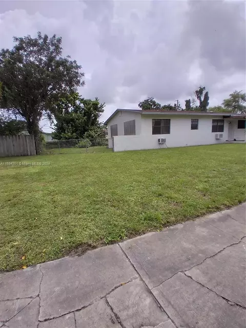 920 NE 173rd St, Miami, FL 33162
