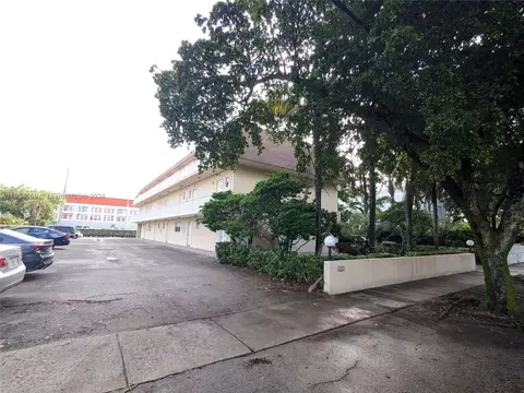 413 Swallow Dr #9, Miami Springs, FL 33166