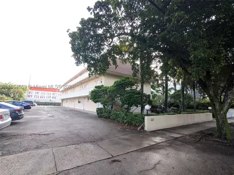 413 Swallow Dr #9, Miami Springs, FL 33166