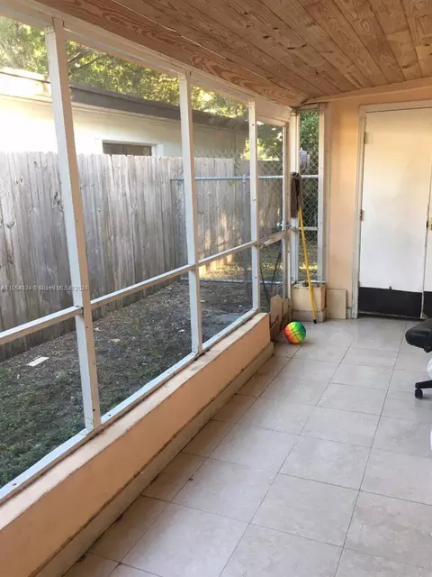 10346 NW 130th St, Hialeah Gardens, FL 33018
