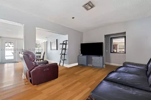 8945 NW 34th Ave Rd, Miami, FL 33147