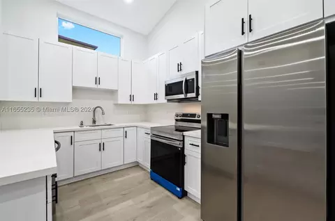 566 Lakeside Cir, Sunrise, FL 33326