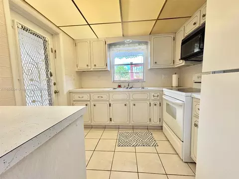 Kitchen - 5300 Washington St #E109, Hollywood, FL 33021 photo 3 of 4