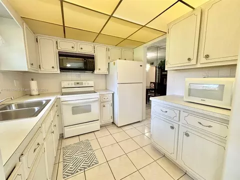 Kitchen - 5300 Washington St #E109, Hollywood, FL 33021 photo 2 of 4