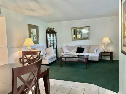 Living - 5300 Washington St #E109, Hollywood, FL 33021 photo 1 of 3
