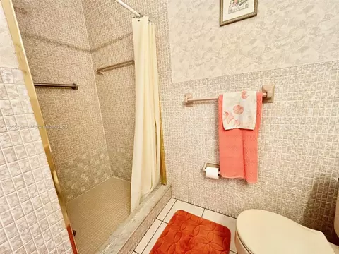Bath - 5300 Washington St #E109, Hollywood, FL 33021 photo 2 of 5