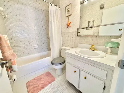 Bath - 5300 Washington St #E109, Hollywood, FL 33021 photo 4 of 5