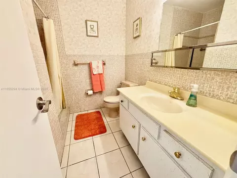 Bath - 5300 Washington St #E109, Hollywood, FL 33021 photo 1 of 5