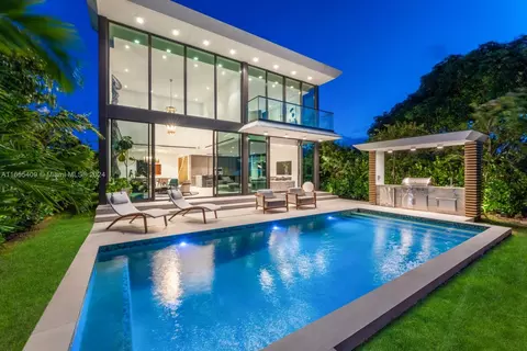 545 W 49th St, Miami Beach, FL 33140