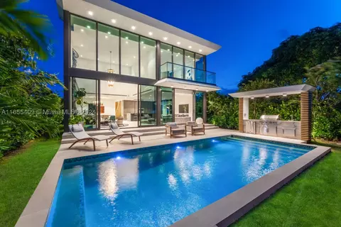 545 W 49th St, Miami Beach, FL 33140