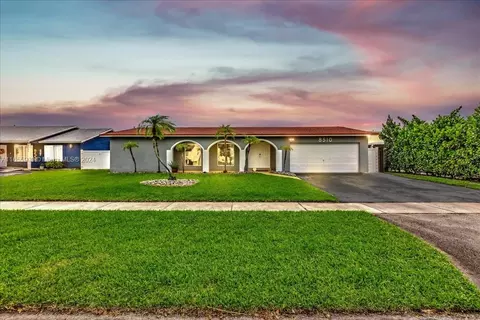 8510 NW 7th St, Pembroke Pines, FL 33024