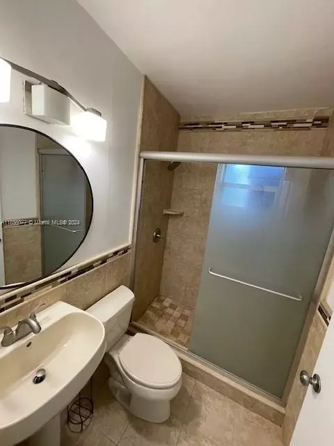 Bath - 871 SE 3rd Pl, Hialeah, FL 33010 photo 3 of 4