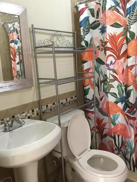 Bath - 871 SE 3rd Pl, Hialeah, FL 33010 photo 1 of 4