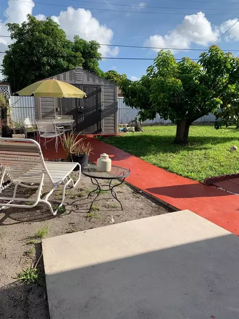Exterior - 871 SE 3rd Pl, Hialeah, FL 33010 photo 4 of 7